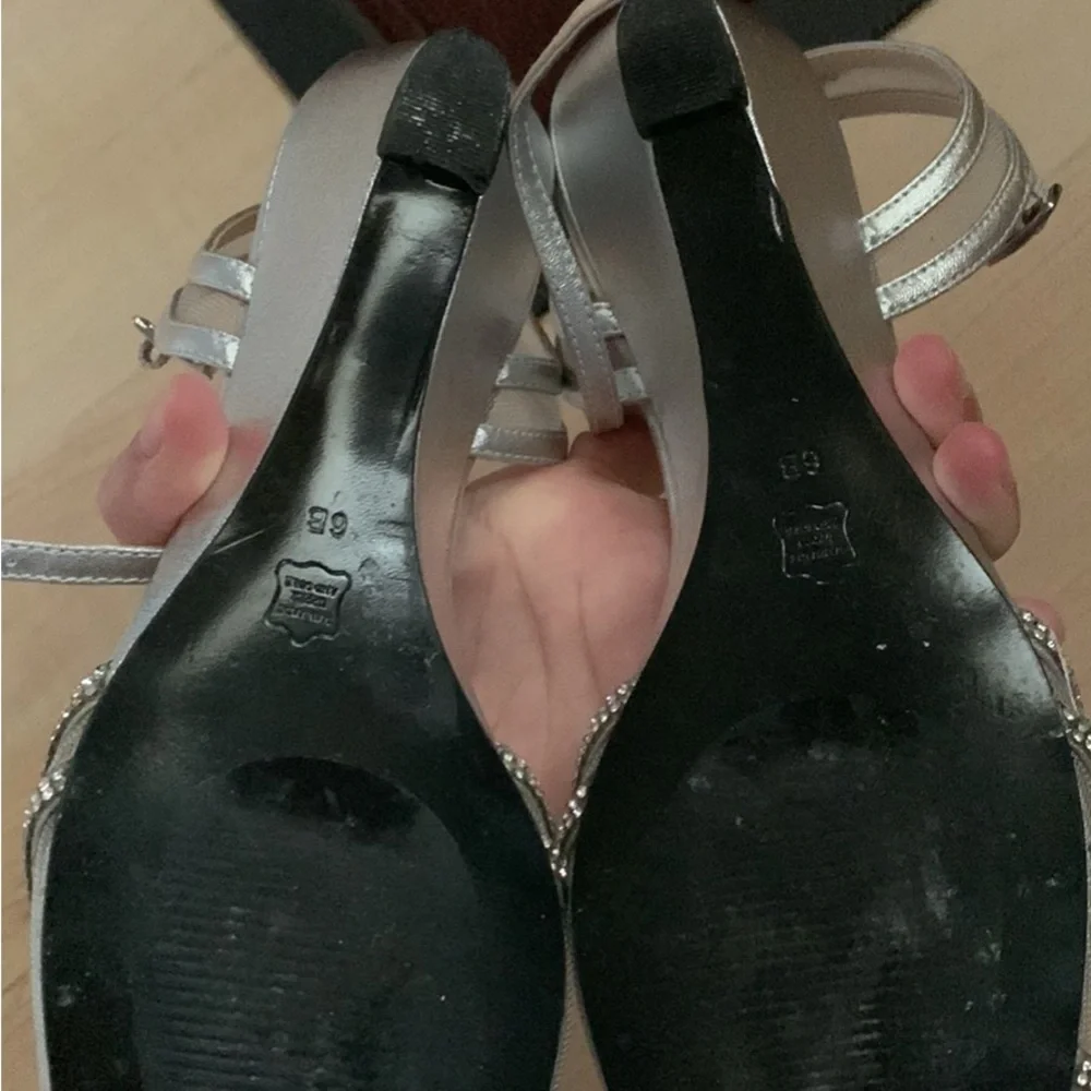 Women heels - Picture 1 of 3